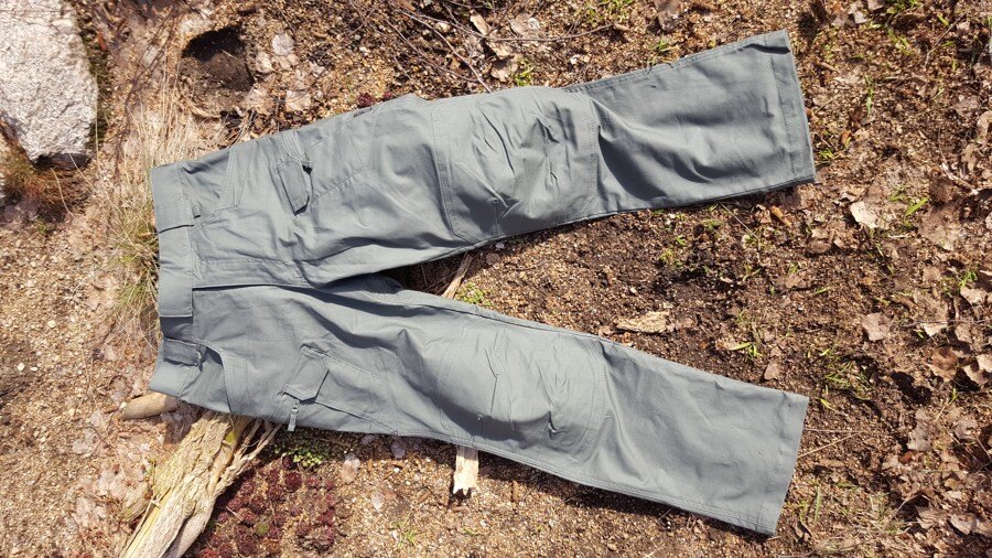 Ležící kalhoty značky Urban Tactical® ležící na zemi