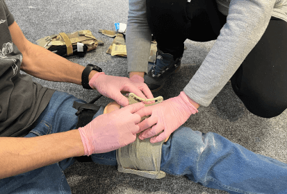 Čtyři hodiny, žádná vata. Jak probíhal první kurz DoD Stop The Bleed v Rigad Olomouc