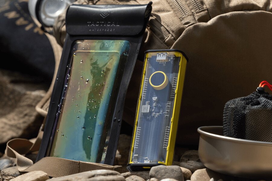 Powerbanka C4 Explosive Tactical® 9600 mAh a vodotěsné pouzdro na telefon pro outdoorové použití. Foto: Rigad