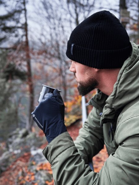 Outdoor pauza v dešti – teplý nápoj pomáhá udržet teplo, energii a psychickou pohodu v chladných podmínkách. Foto: Rigad