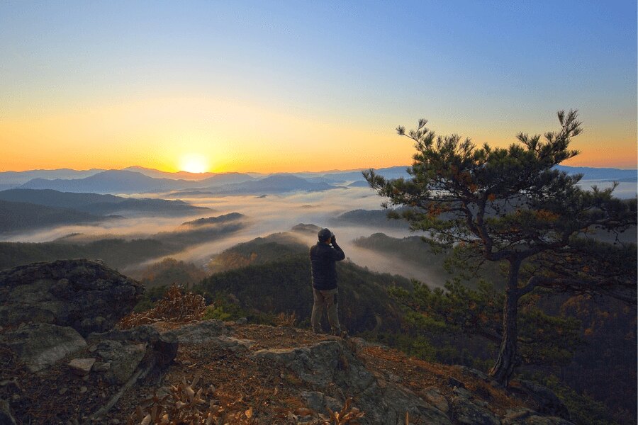 muž, outdoor, podzimní příroda. Zdroj: https://pixabay.com/cs/photos/p%C5%99%C3%ADroda-cestovat-pr%C5%AFzkum-6740243/