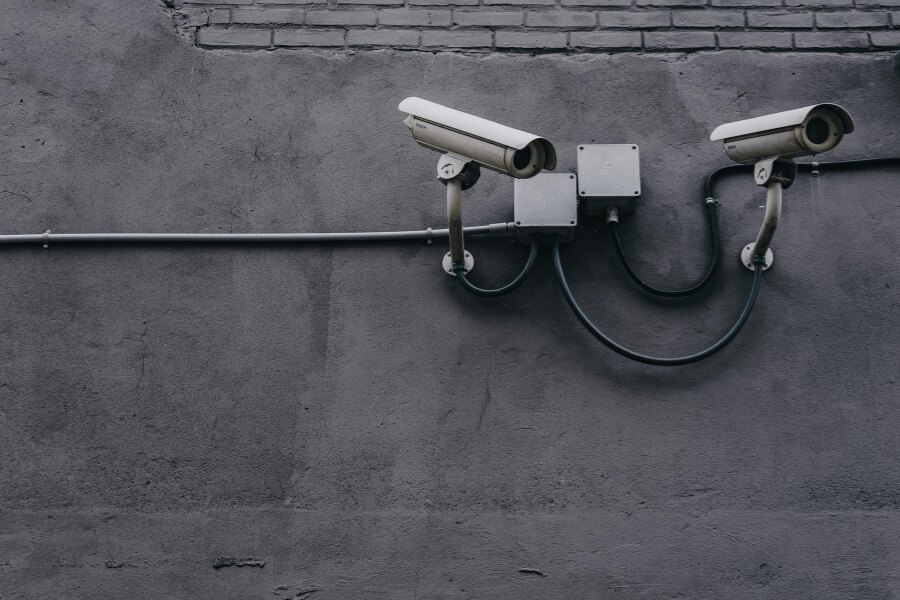 Kamery na zdi. Zdroj: https://www.pexels.com/cs-cz/foto/430208/