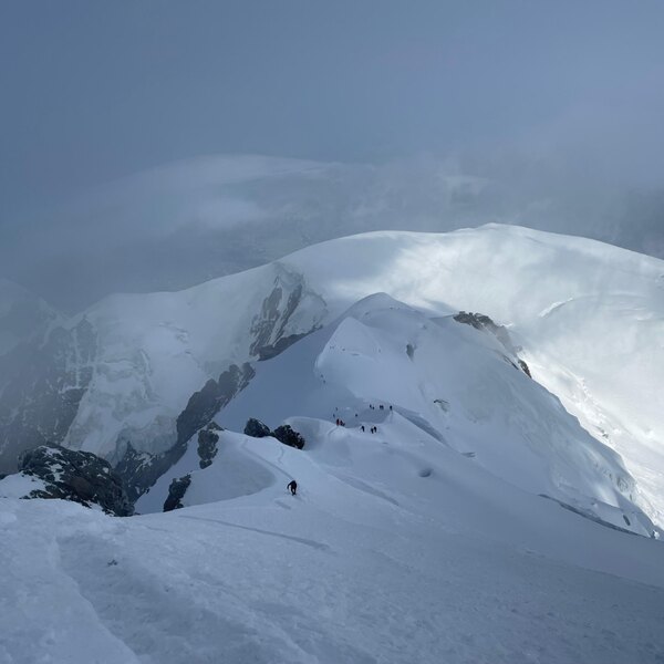 Horolezec při chůzi po hřebeni při výstupu na Mont Blanc. Zdroj: Rigad