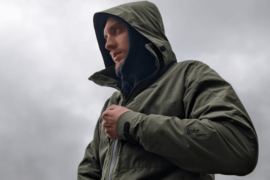 Tilak Loke 24 z Ventile® v olivové, kapuce nasazená, zapínání na vodotěsný zip; tichá, prodyšná ochrana do deště. Foto: Rigad