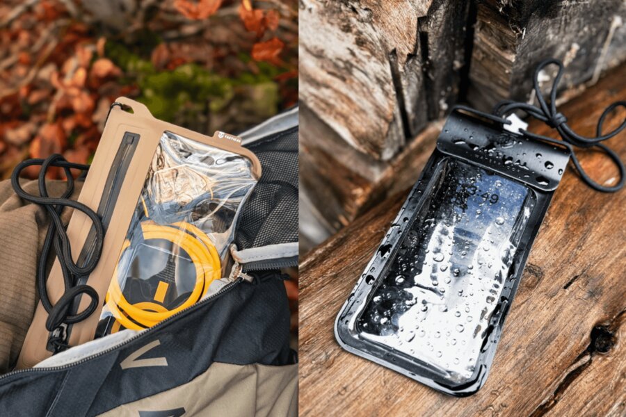 Voděodolné obaly Tactical na elektroniku – vlevo průhledný obal s nabíjecím kabelem v batohu, vpravo černý obal s mobilem pokrytý kapkami vody na dřevě. Ochrana telefonu a příslušenství proti dešti a vlhkosti v terénu. Foto: Rigad