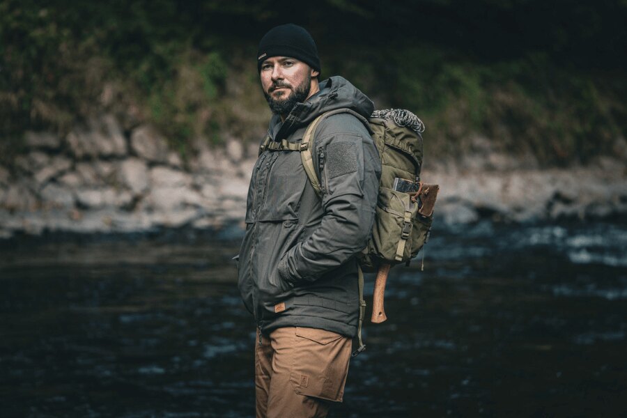 Bunda Helikon-Tex Yukon v přírodním terénu – odolná, prodyšná, bez nepromokavé membrány.
