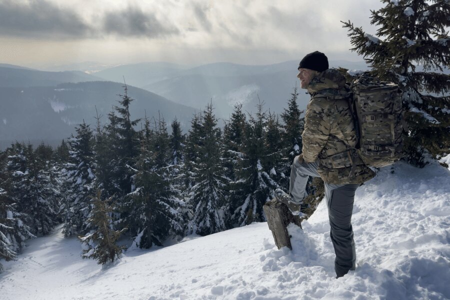 Outdoorový batoh v horském prostředí – vybavení připravené k zazimování po ukončení sezóny. Foto: Rigad