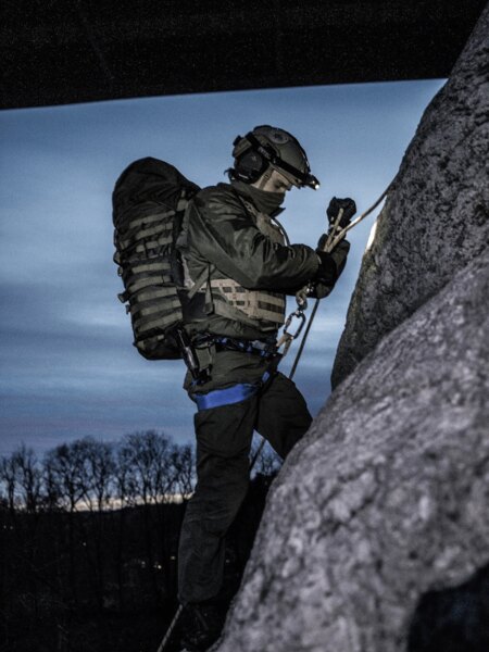 Kontrola a údržba lezeckého vybavení po sezóně – karabiny, lana a úvazky vyžadují pečlivý servis před uložením. Foto: Rigad