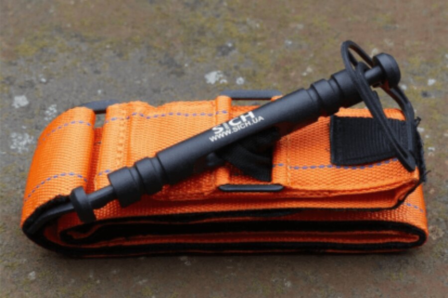 Oranžový turniket SICH s kovovou svorkou a pevnou konstrukcí. Foto: Sich, Rigad