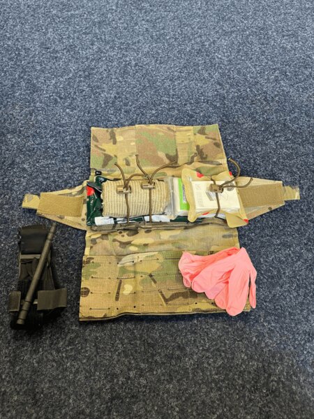 Obsah individuální lékárničky IFAK používané při výcviku DoD Stop The Bleed – turniket, tlakový obvaz a další zdravotnický materiál. Foto: Hana Sedláková