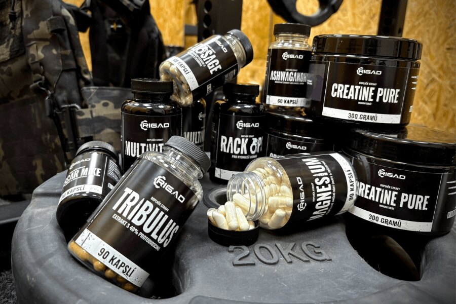Doplňky stravy Rigad – sportovní výživa a doplňky stravy pro aktivní režim a posilování, přehled balení a forem užívání. Foto: Rigad