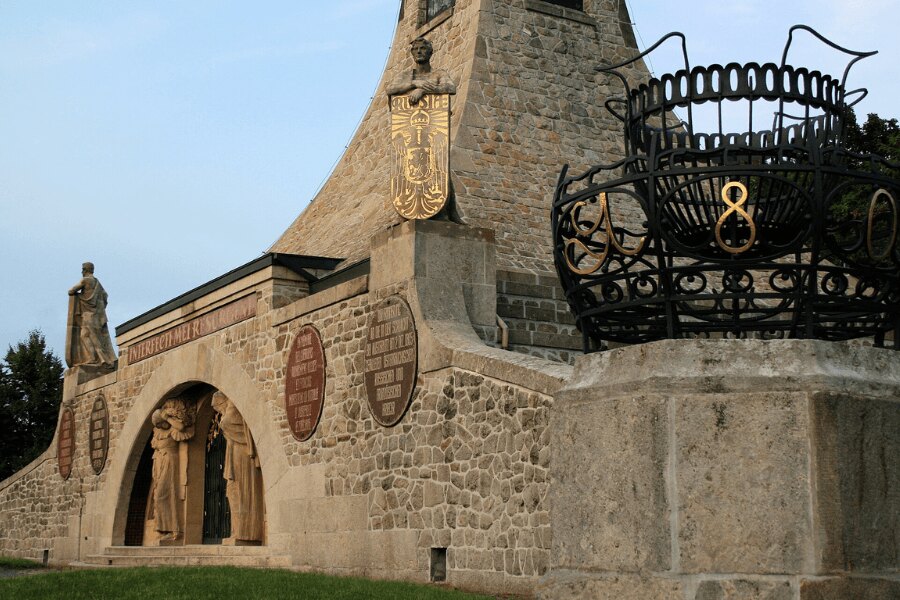 Památník Mohyla míru u Slavkova, detail architektury a pietního místa bitvy z roku 1805.