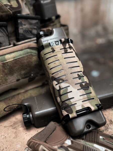 ICEFLASK® Qore Performance uložený v MOLLE pouzdře na nosiči plátů.