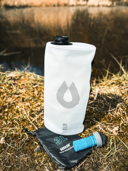 Skládací vak na vodu HydraPak Seeker o objemu 3 l s filtrační vložkou.