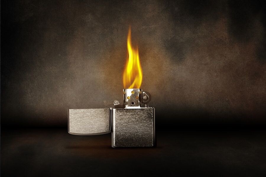 Hořící zapalovač Zippo
