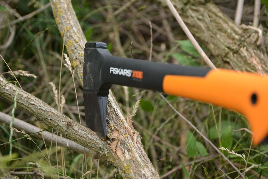 Sekera Fiskars X10 zaseklá ve stromě