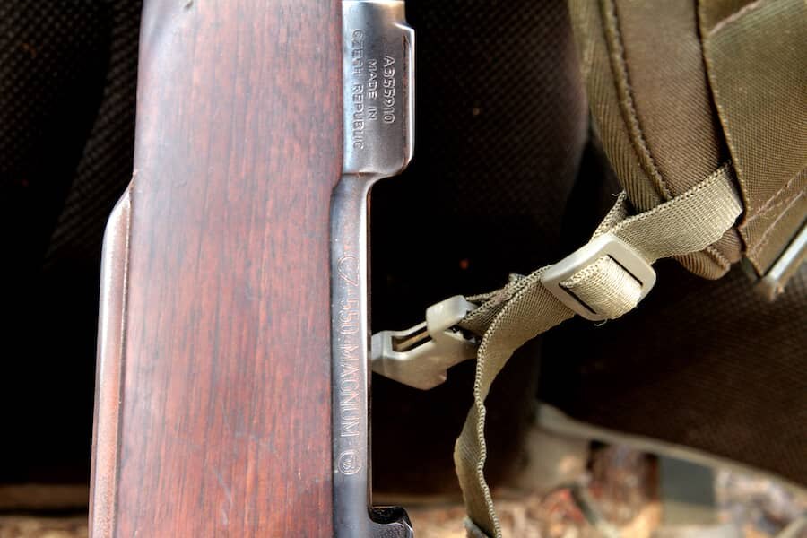 Detail zbraně CZ550 magnum a batohu