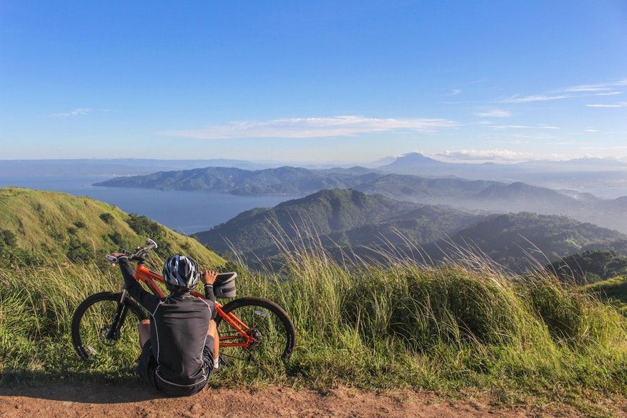 Sedící cyklista pozorující krajinu